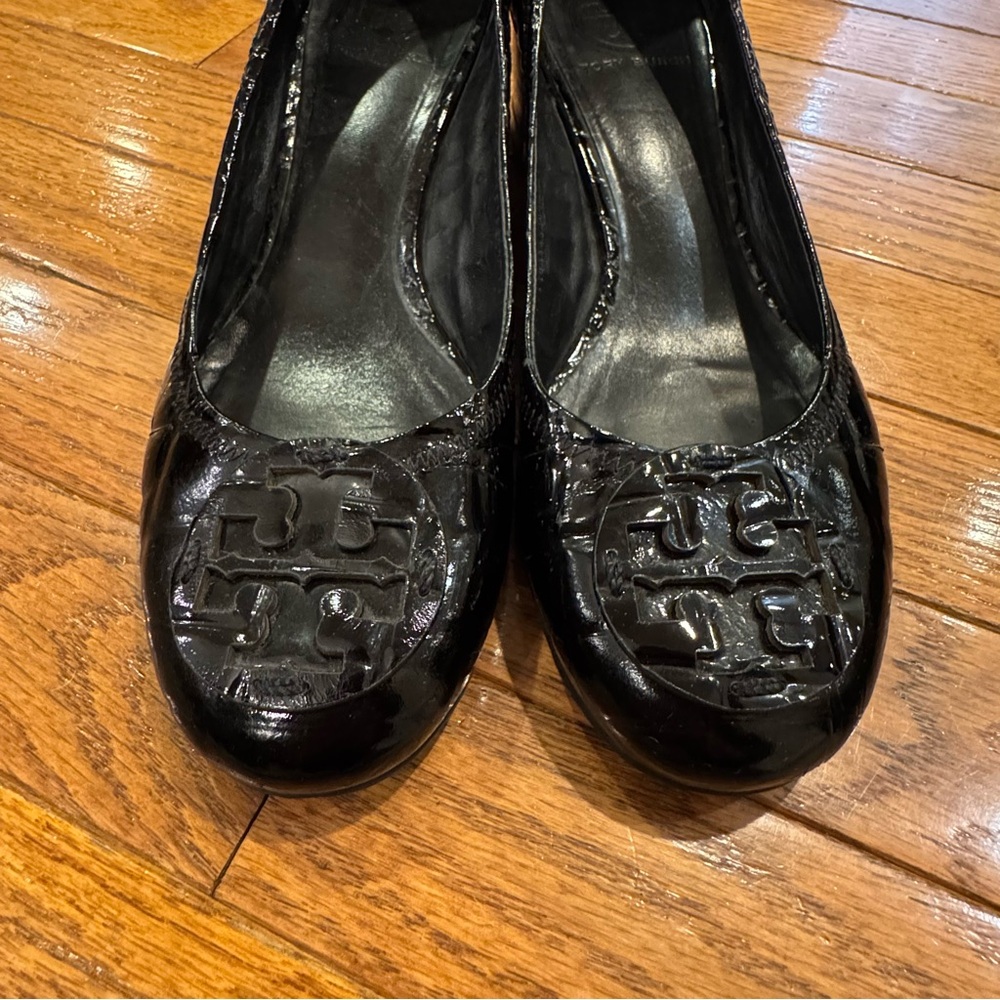 Tory Burch Black leather Embossed Pumps - Picture 4 of 10